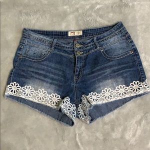 l.e.i. Women’s Size 13 Shorts Floral Detailing